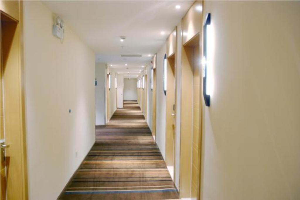 Hotel Comfort International Automobile Tongji 2*